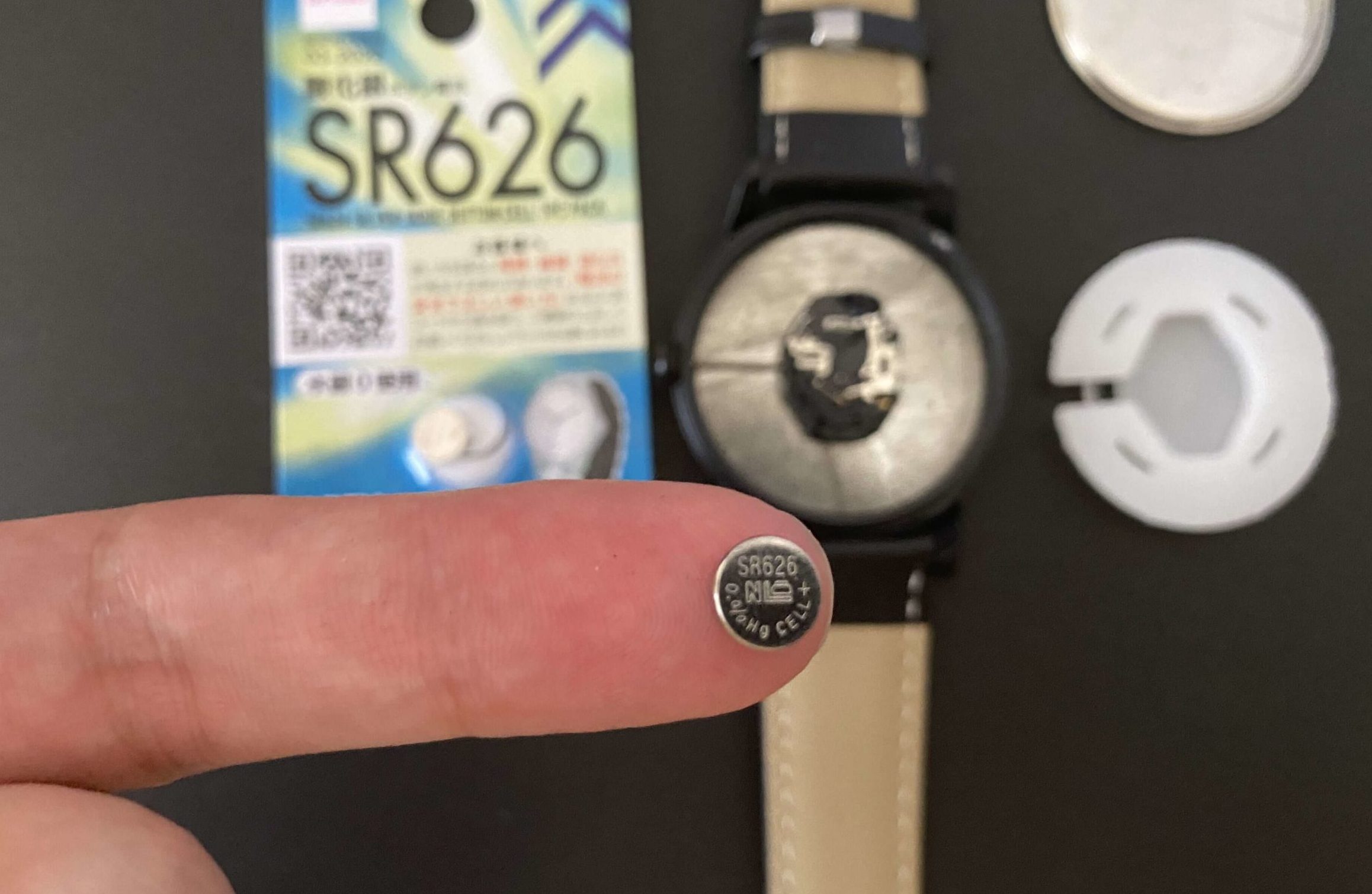 電池交換のためにダイソー腕時計からSR626SWを取り出した